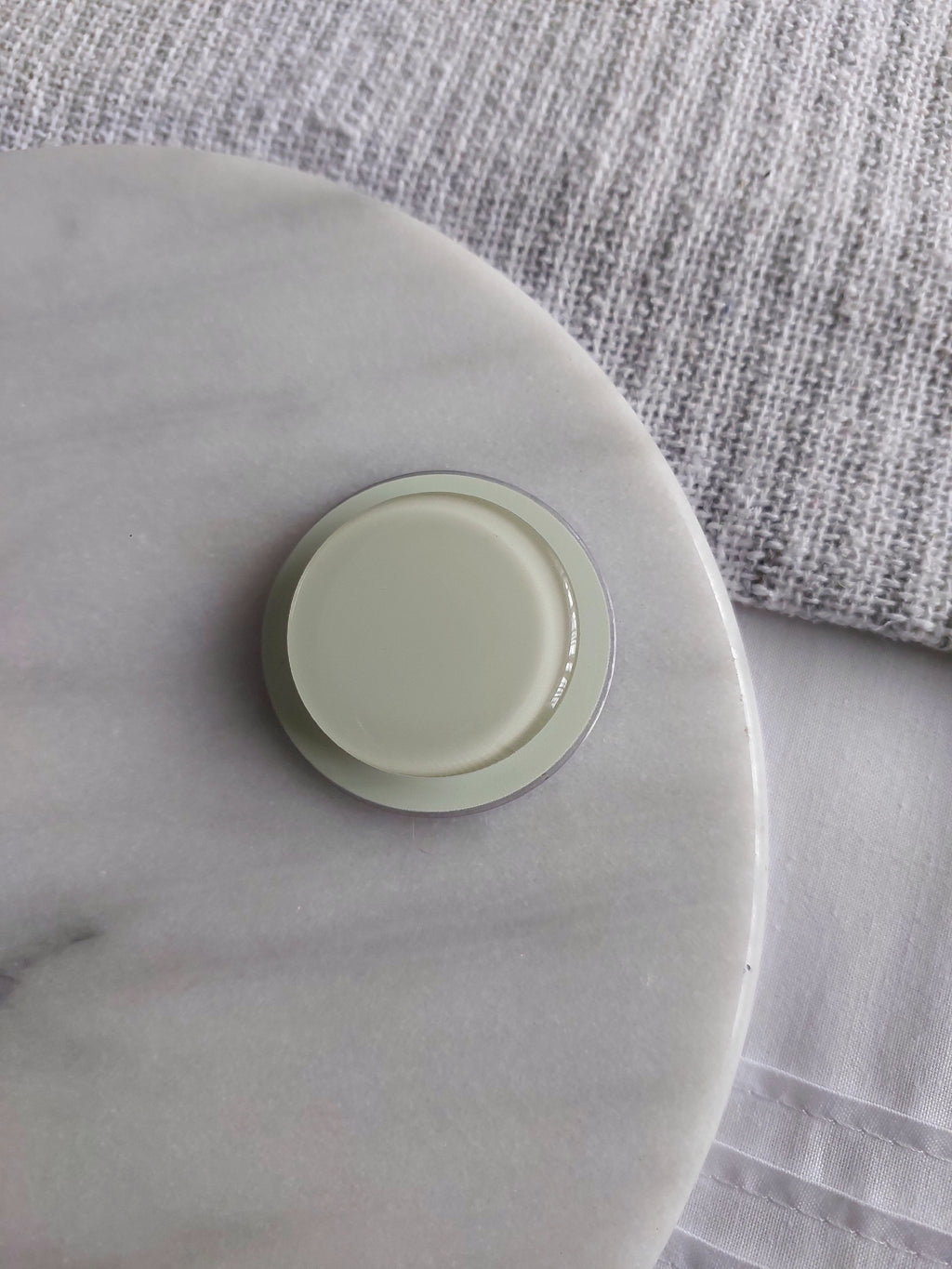Solid colour magnetic pop socket