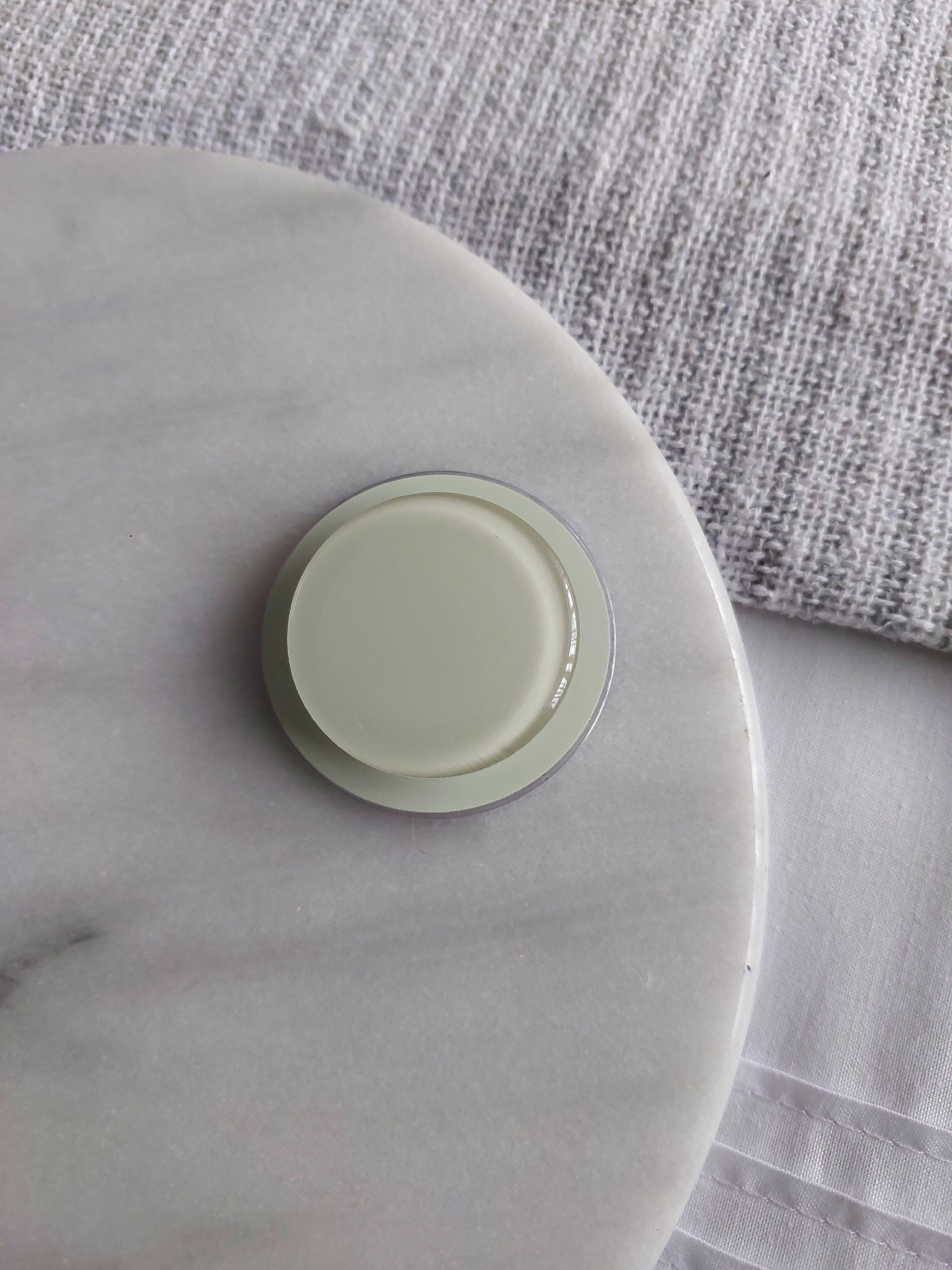 Solid colour magnetic pop socket
