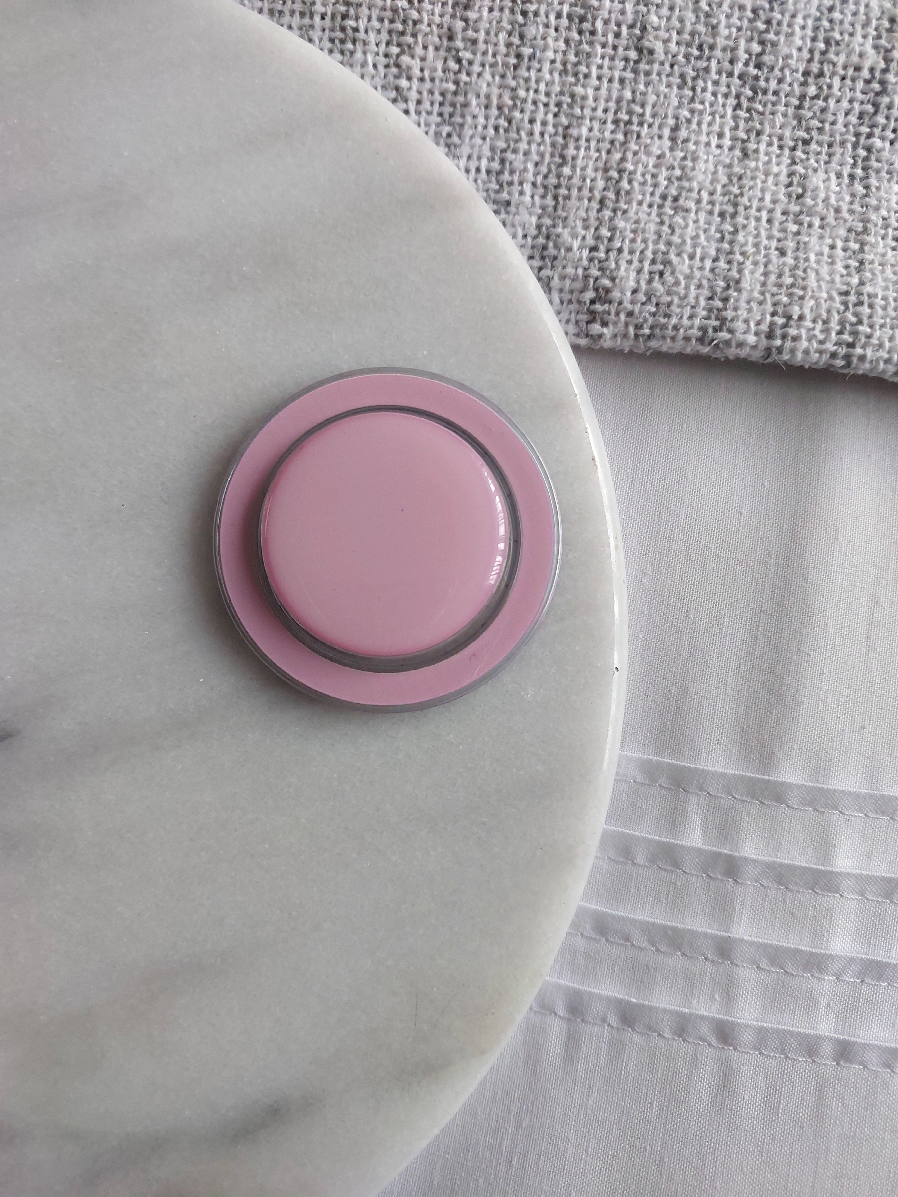 Solid colour magnetic pop socket