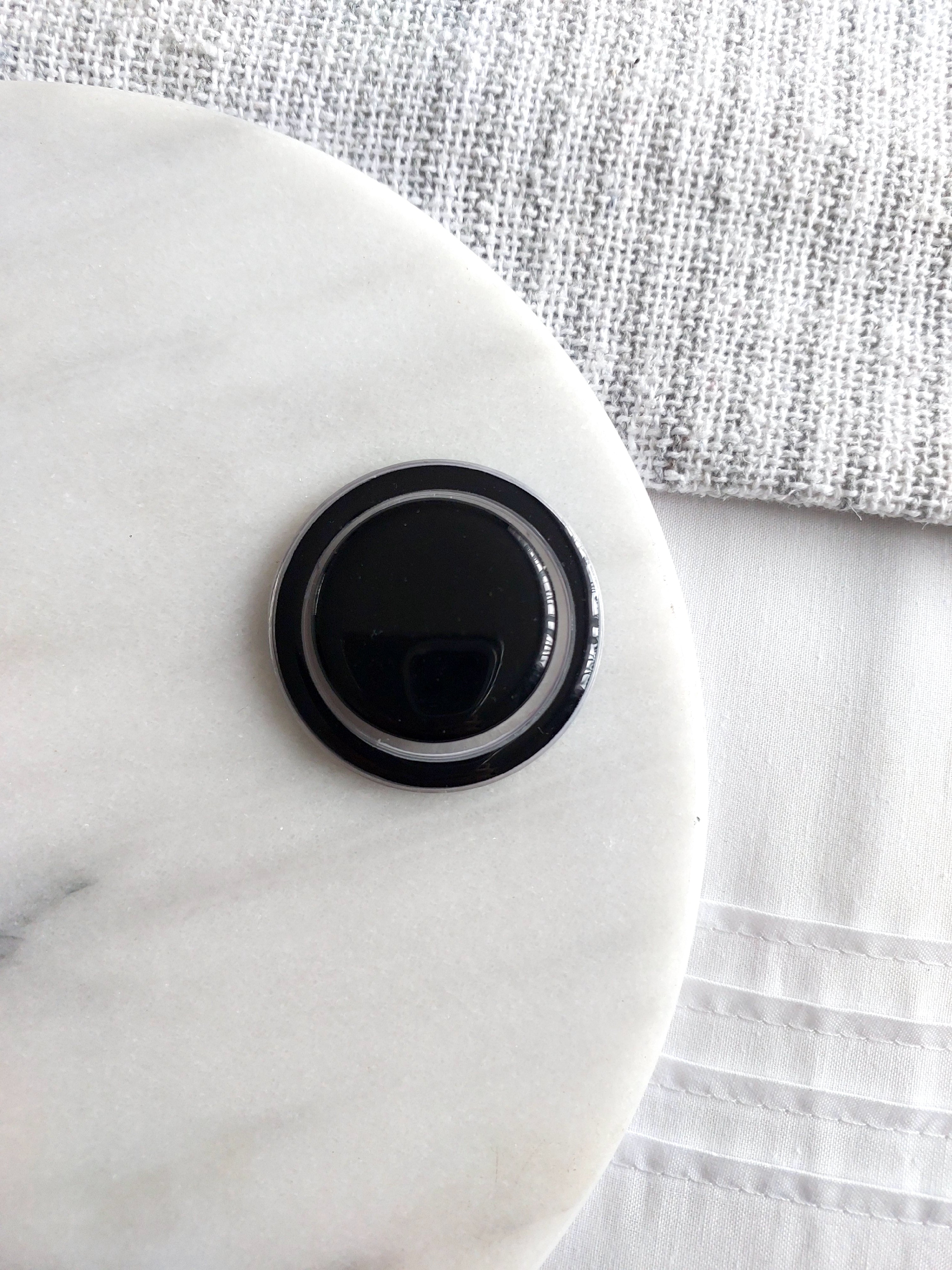 Solid colour magnetic pop socket